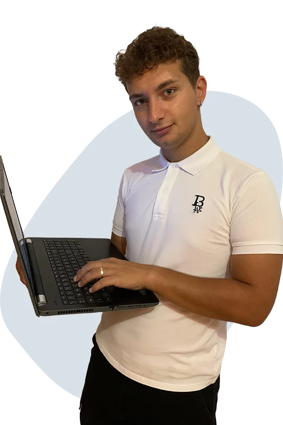 Immagine di Nazario Di Cataldo, Web Designer e Front-End Developer, con in mano il suo portatile.